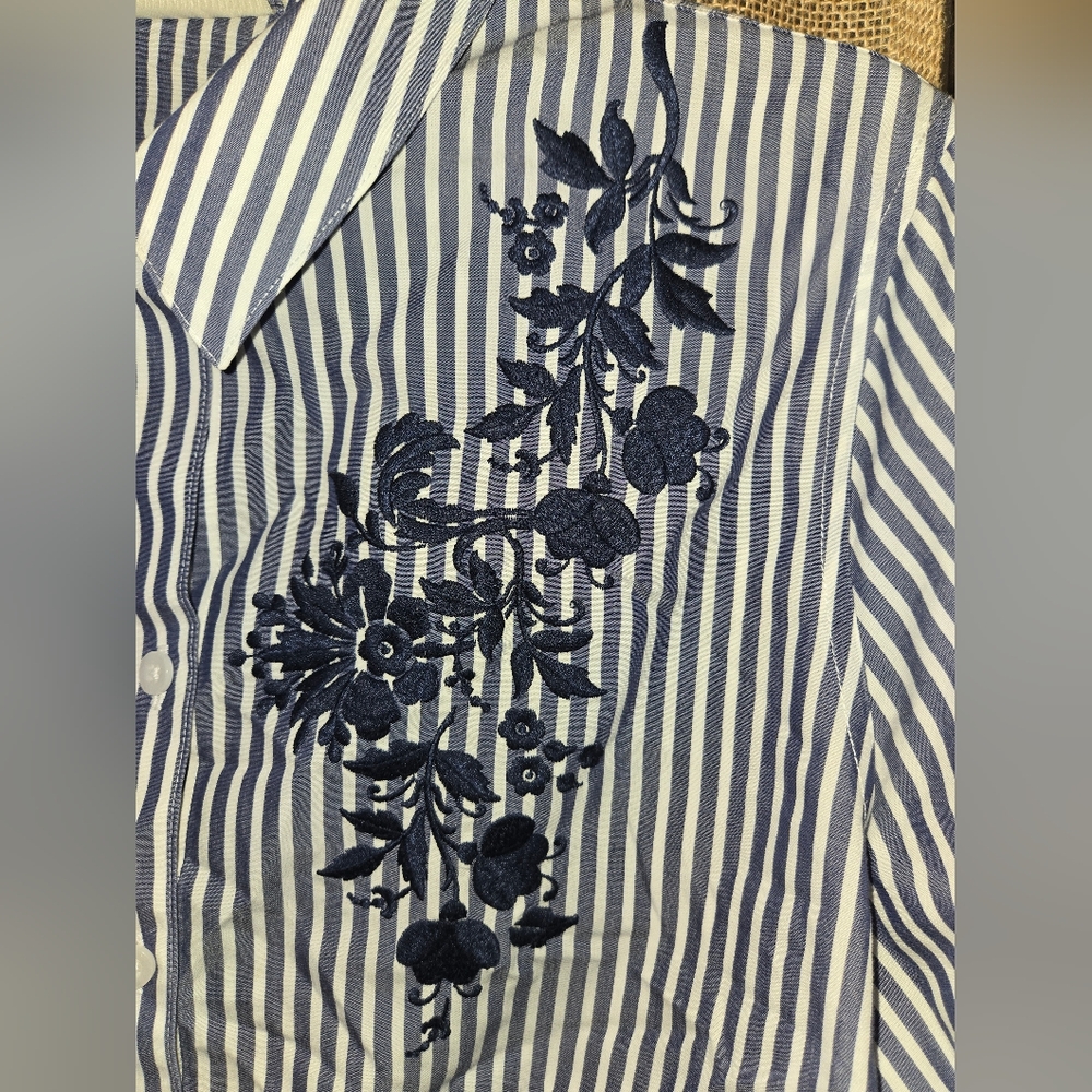 Chicos No Iron Blue White Button Up Shirt with Floral Embroidery Size 1 - Picture 2 of 10